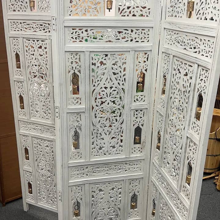 everythingbamboo – wholesale Room divider – 4 Panel Folding Screen Hardwood Hand-Carved With Bells Privacy Screen Room Divider White Washed BRD061