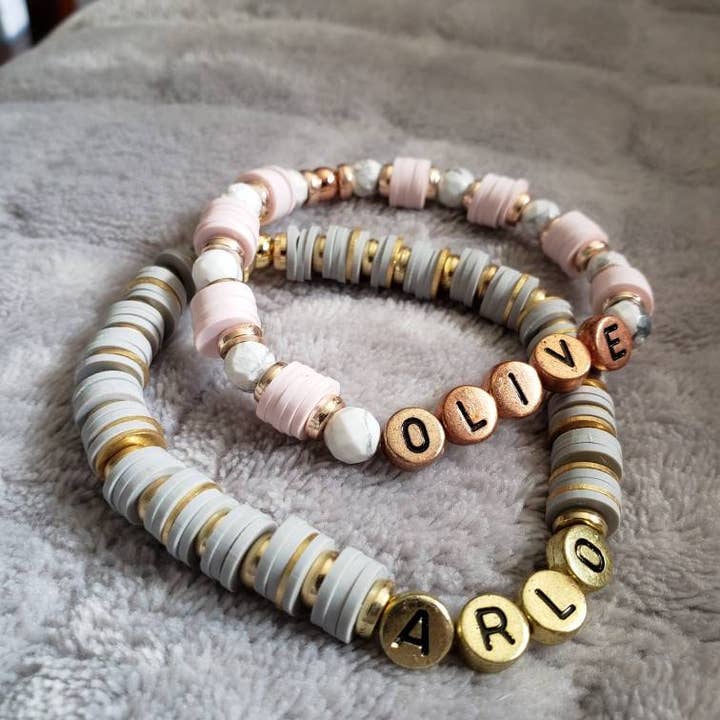 Heishi Beaded Navn Armbånd for engroshandel hos Love,Jenn