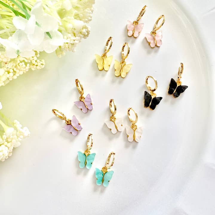 Huggies Dainty Butterfly en or - Bijoux en or minimaux pour la vente par Happyish Brand