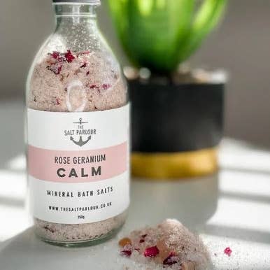 Sels de bain minéraux au géranium rose pour la vente par The Salt Parlour