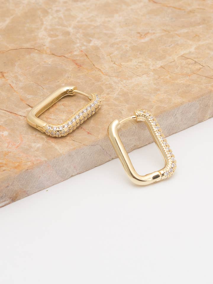 Addie Huggie Hoepeloorbellen | kristal | 18k goud verguld voor wholesale door Janna Conner