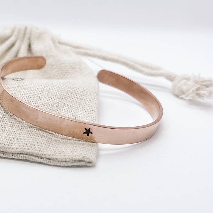 Jonc en cuivre fait main petite étoile pour la vente par Lilaandjoy