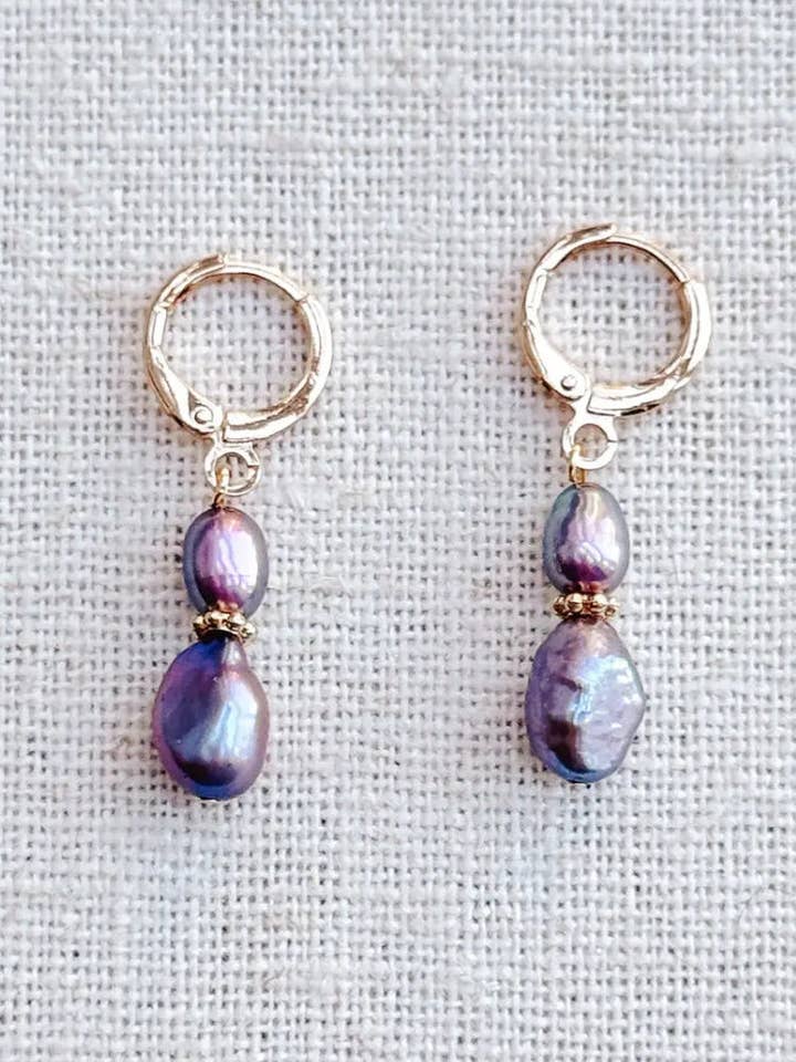 Orecchini a cerchio con goccia di perla viola per la vendita all'ingrosso da parte di Wake Up & Glow