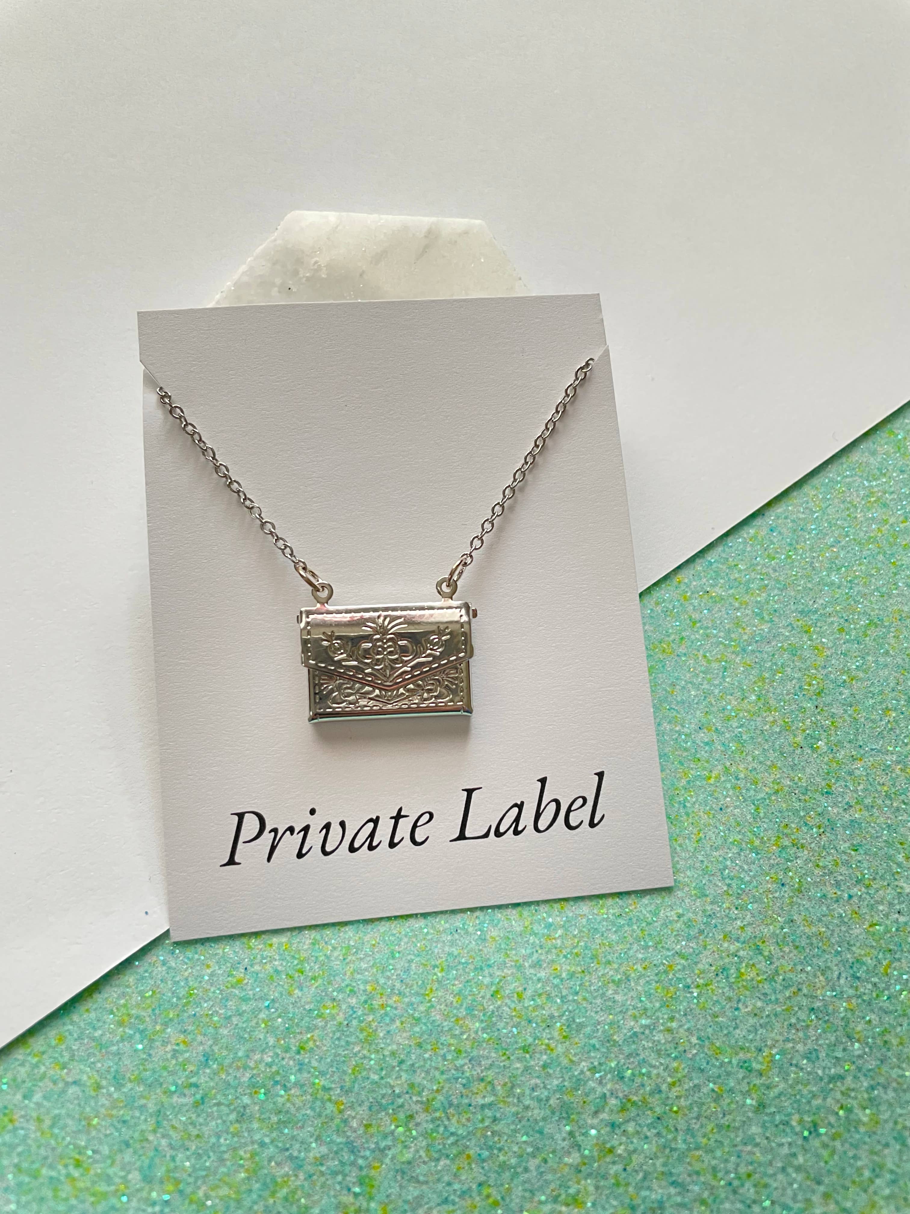 Qurio Studio - Vente Collier à médaillon - Enveloppe de collier lettre d'amour avec médaillon7