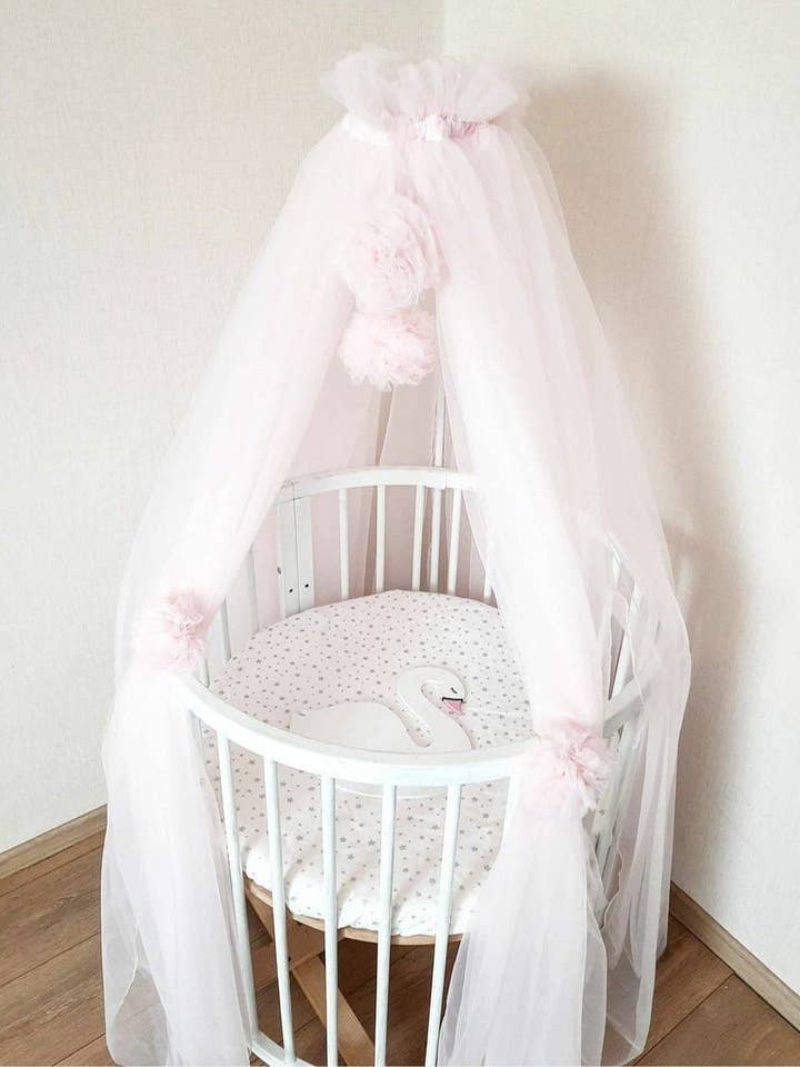 Baldaquin de lit en tulle pour chambre de bébé. Auvent de salle de jeux. Princesse Baldaquin. pour la vente par Allbright Kids