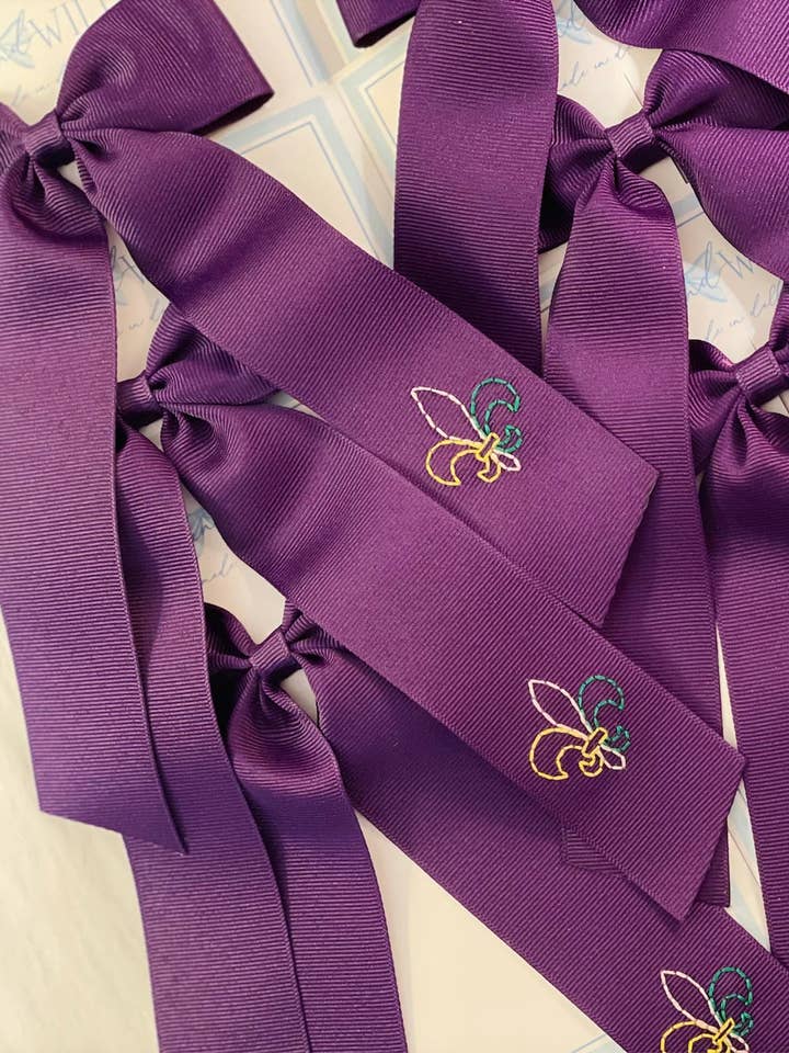 Lazo Bordado a Mano con Flor de Lis de Mardi Gras para venta al por mayor de Winn and William