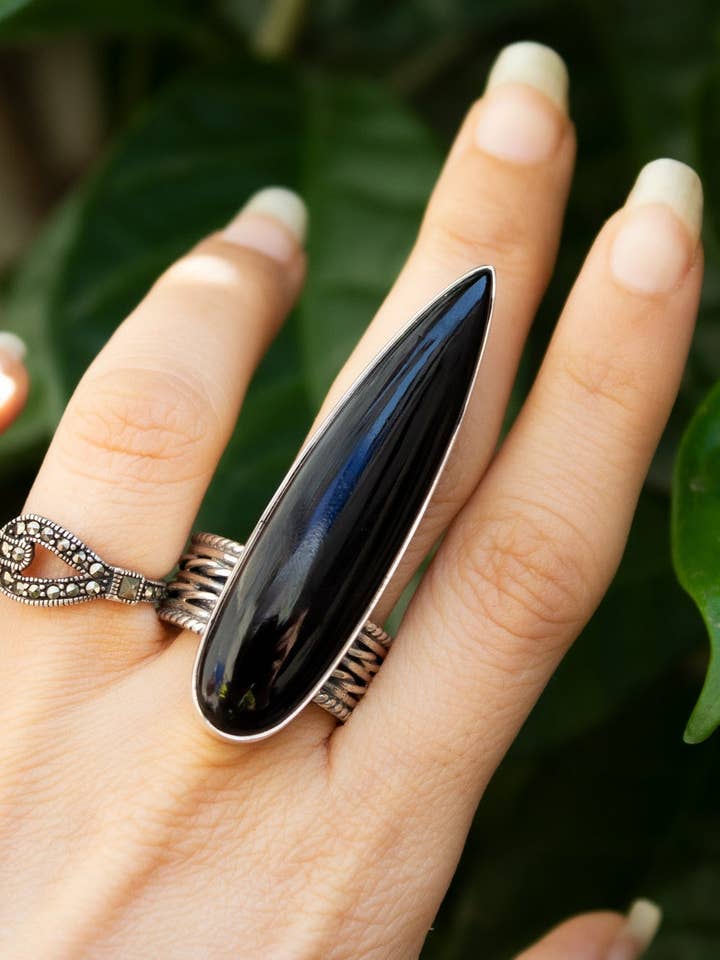 Bague Longue Sorcière en Onyx Noir, AR-3071 pour la vente par Ambra Jewels