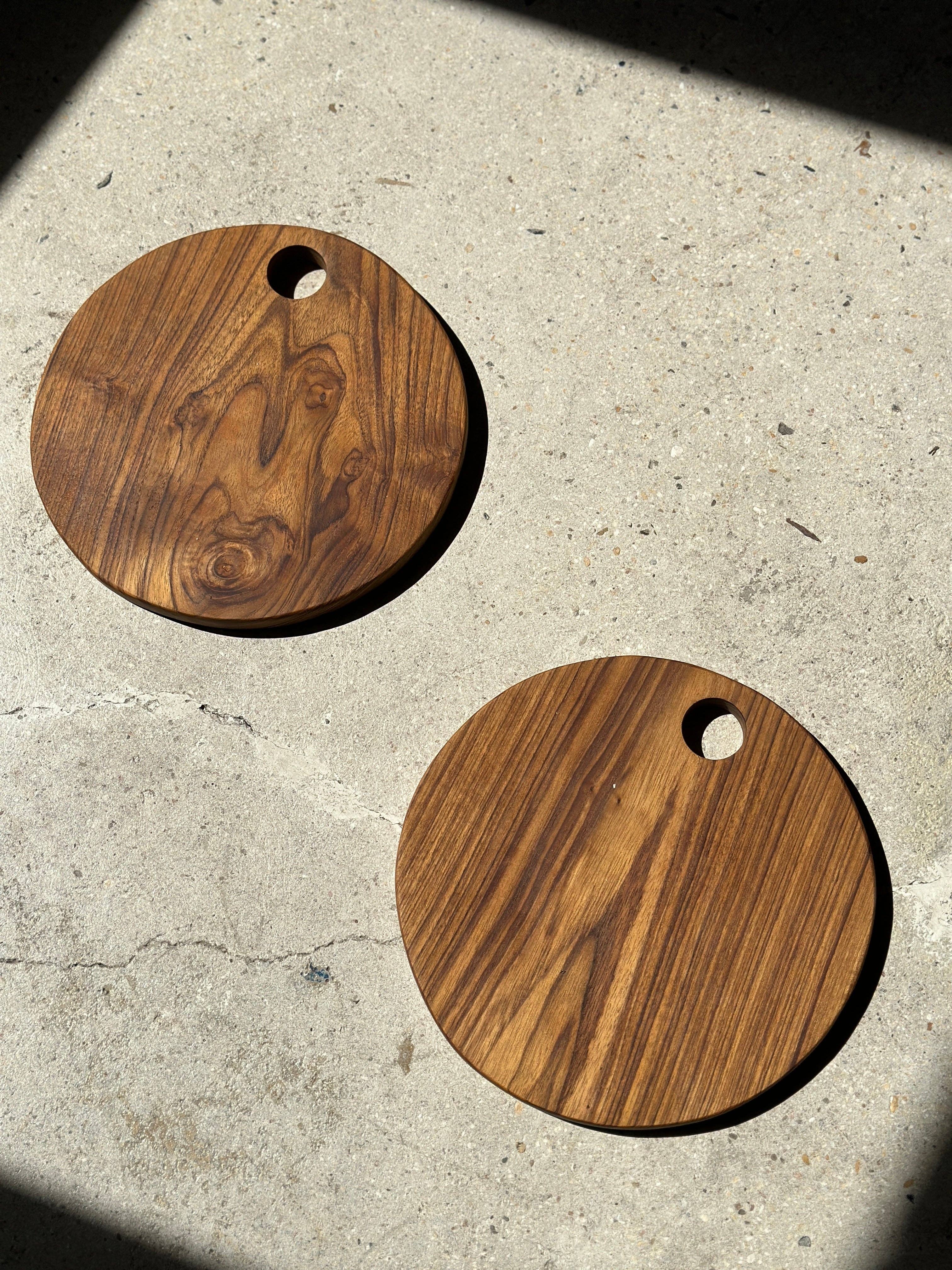 Office Objets – wholesale Skärbräda – Rund skärbräda i urholkad teak D:309