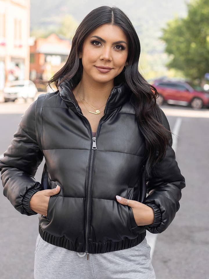 Negro Chaqueta/chaleco acolchado de piel sintética Butter en negro de venta al por mayor en Faire