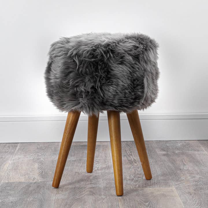 Tabouret en bois en peau de mouton gris - Woodstain pour la vente par Native Natural