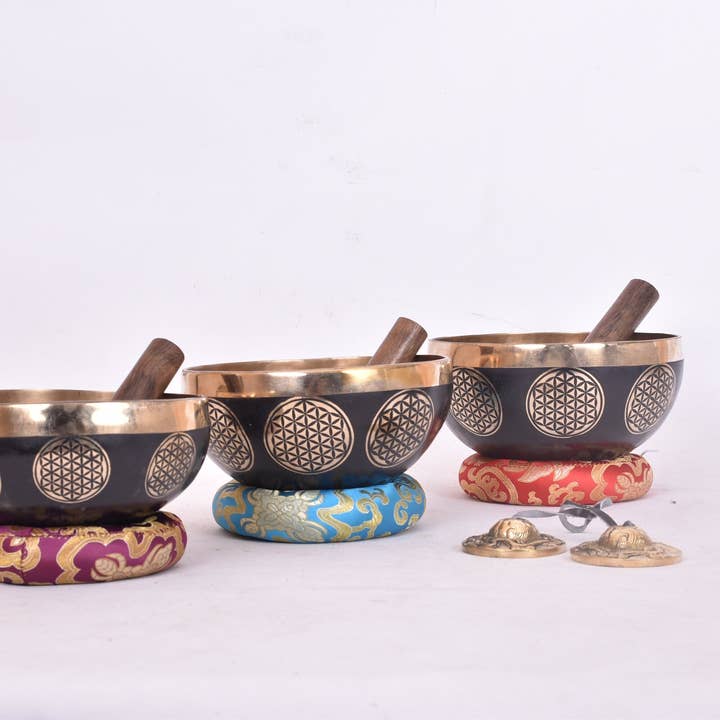 Ensemble de Bols Chantants Himalayens Antiques : Fleur de Vie, Guérison des Chakras pour la vente par NadaYoga