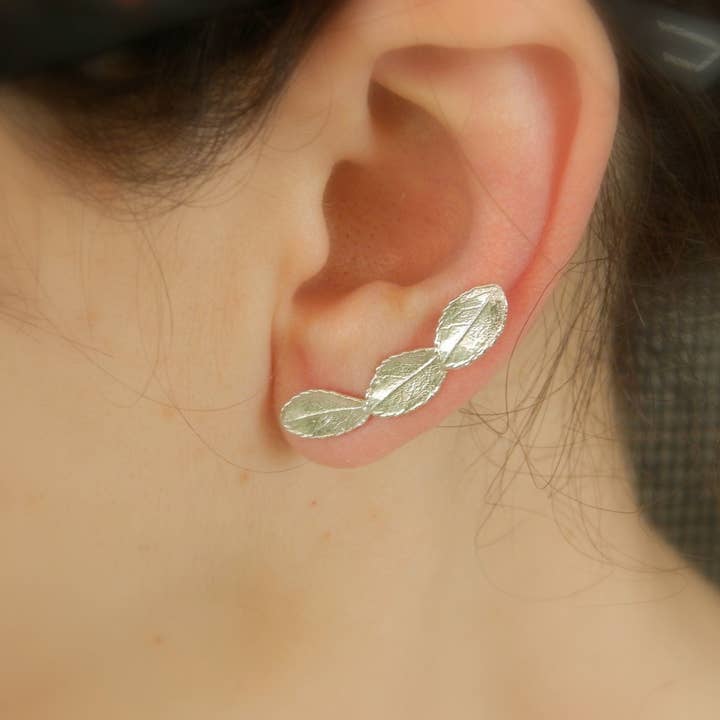 Grimpeurs d'oreilles feuille de rose en argent sterling fait main pour la vente par Mother Nature Jewelry