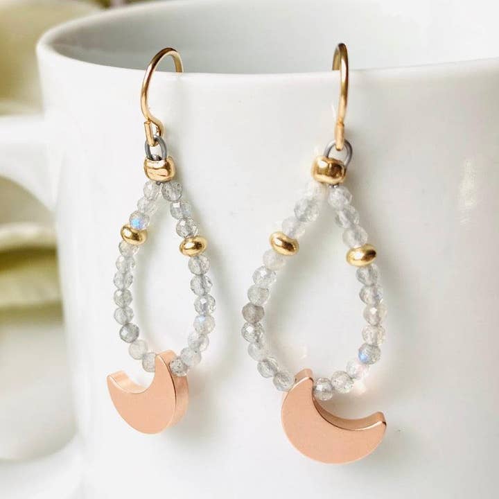 Créoles en forme de lune en forme de larme pour la vente par Janine’s Jewelry Design