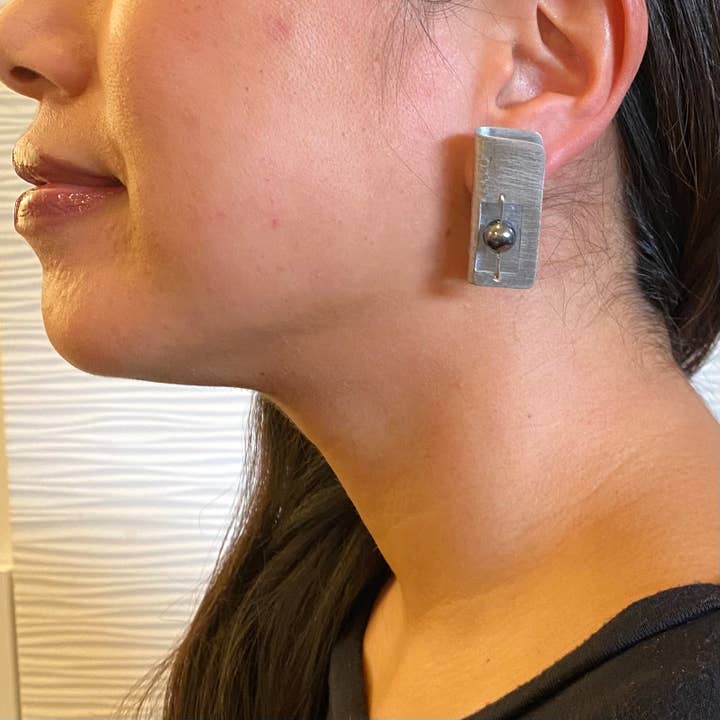 BOUCLES D'OREILLES SCULPTURALES LONGUES RECTANGULAIRES pour la vente par Chick Boss LLC