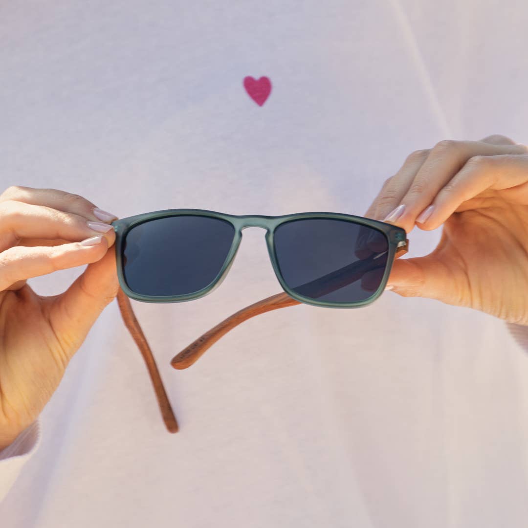 Blue Planet Eco-Eyewear – Óculos de sol - Mulher por atacado – BP18013 - Cail - Verde Mate / Madeira de Nogueira / Fumado Polarizado3