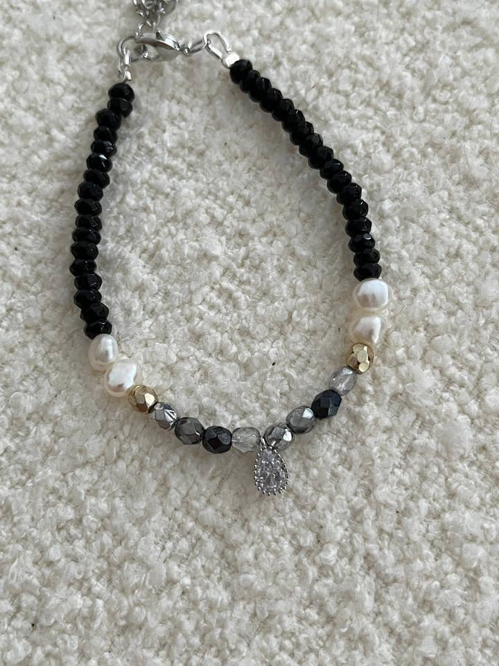 Pulsera OLIVER - perlas de jade negro, perlas de agua dulce, gota de zirconio para venta al por mayor de Innaya