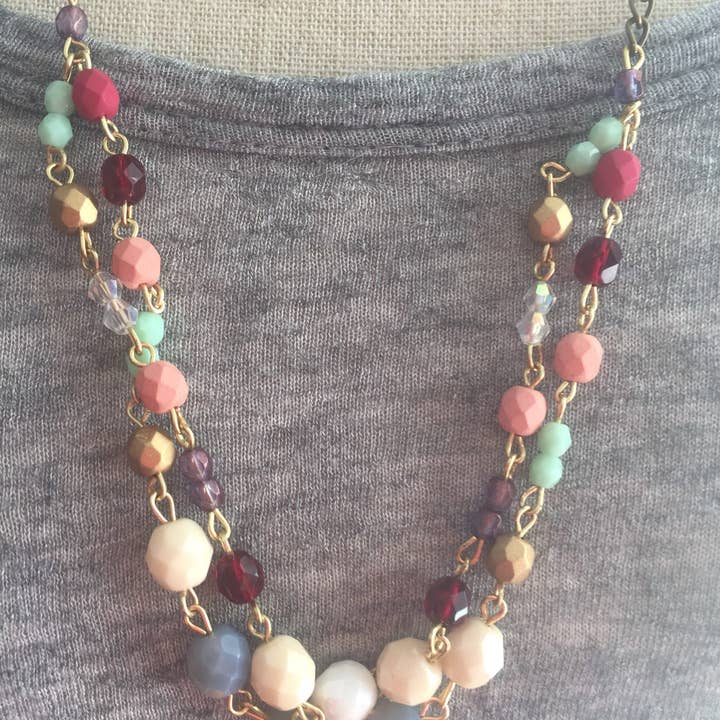 Bavoir à collier en or, bavoir multicolore en verre tchèque en laiton pour la vente par ShellyCakes