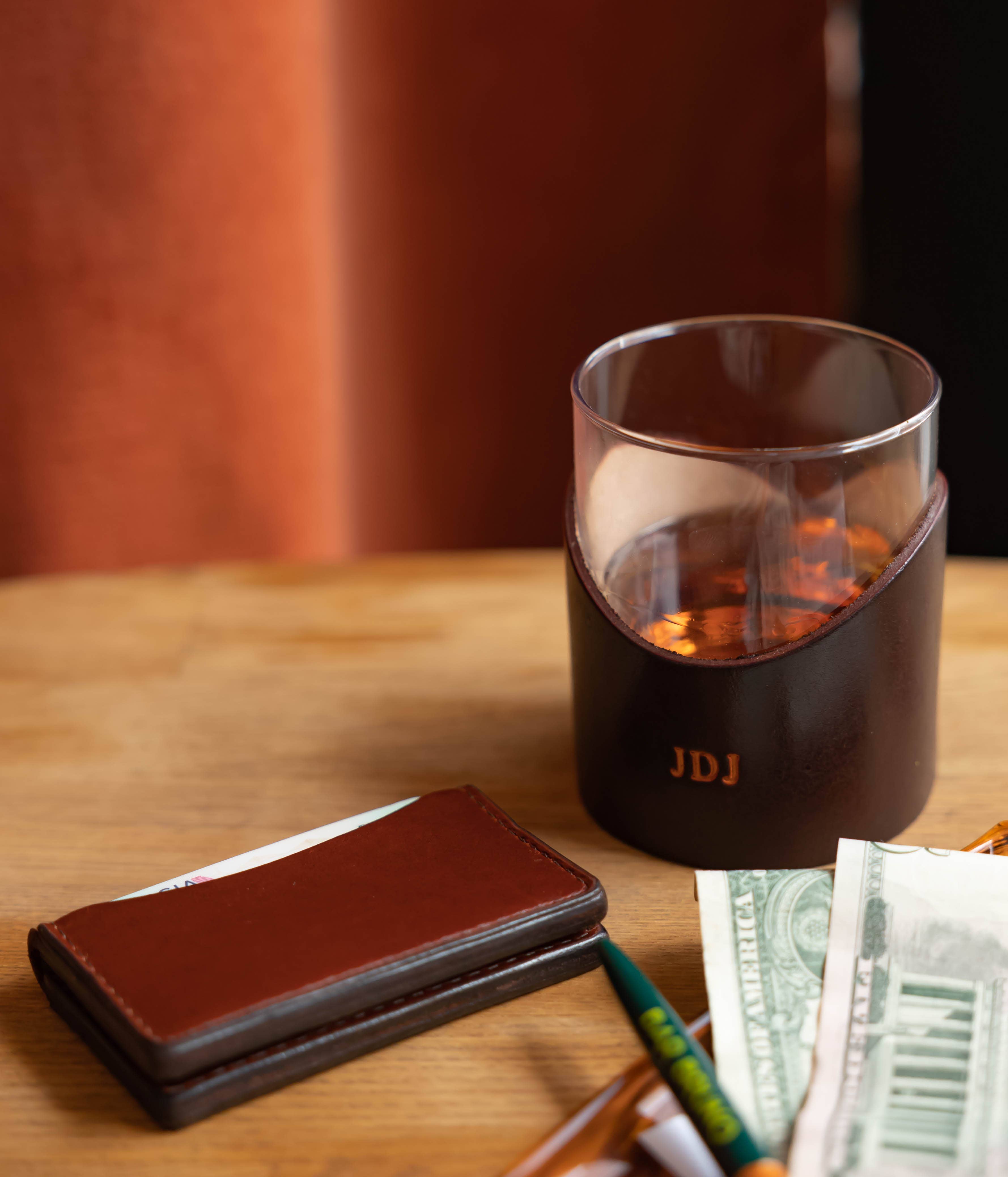 Lindy Leather - Vente Verres à cocktail/alcool - Verre à whisky en cuir - Petite police initiale2