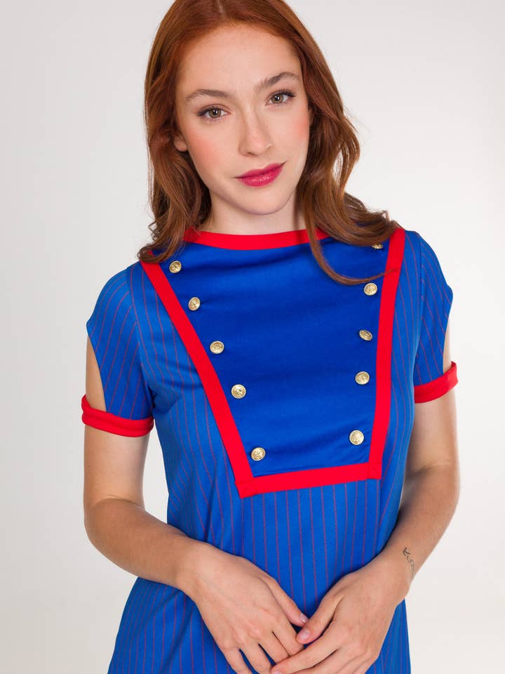 Black Flamingo - Vendita all'ingrosso Vestito - Donna - Abito corto alla marinara Navia con gessato e bottoni, blu e rosso