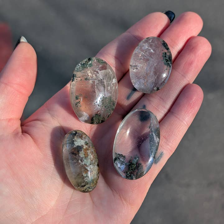 Piccole Palme di Quarzo Himalayano per la vendita all'ingrosso da parte di The Crystal Tabby