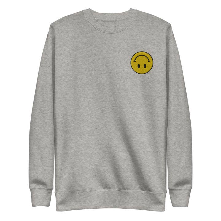Sweat-shirt brodé avec écusson smiley pour la vente par Sara Lutz Art