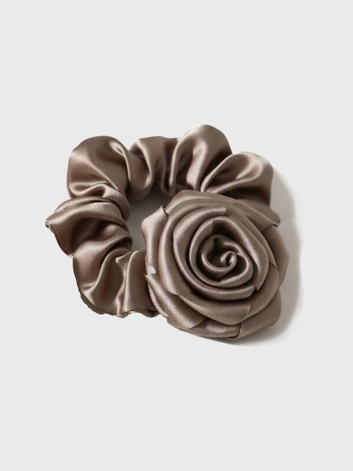 Fiorina - satijnen rozen-scrunchie in trendy taupe voor wholesale door Filippa Firenze