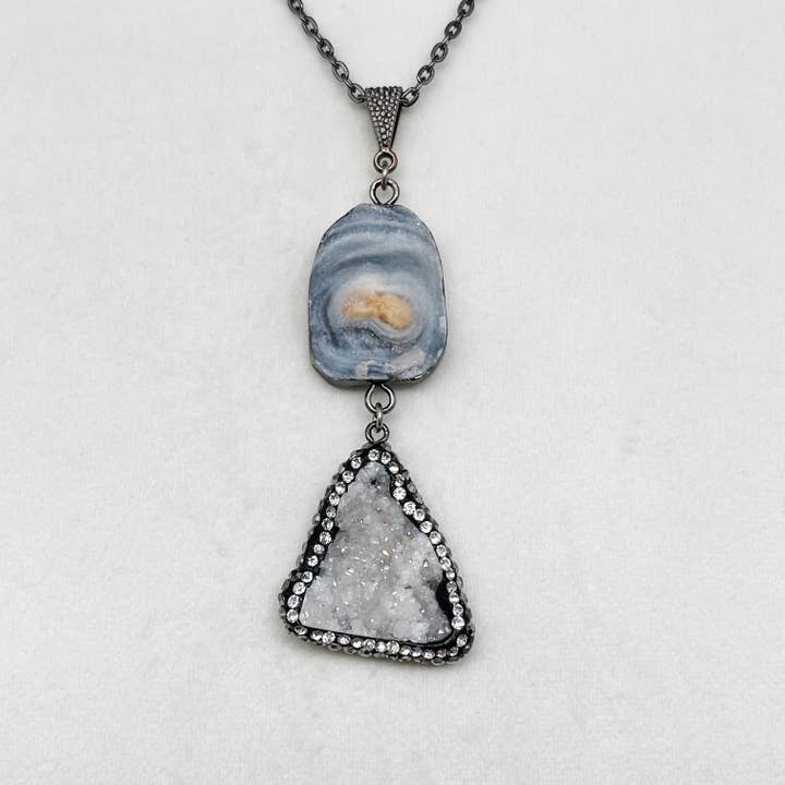 COLLIER QUARTZ GALAXIE GUNMETAL pour la vente par Olivia Grace Jewelry