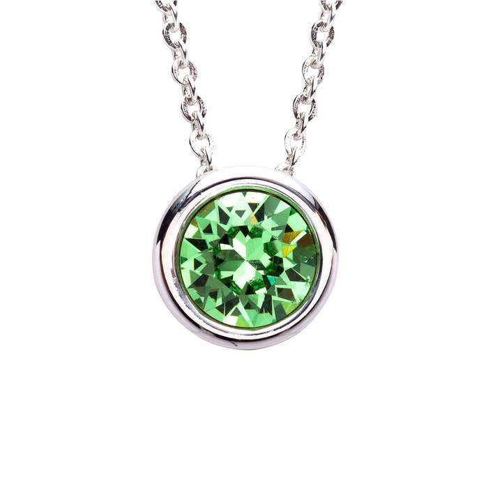 Pendentif en métal argenté avec cristal péridot (août) pour la vente par Luxe on Main LLC