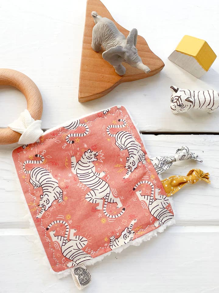 Kreukspeelgoed met tijgerlint, taggies met stoffen lint, houten bijtring voor wholesale door The Bird & Elephant