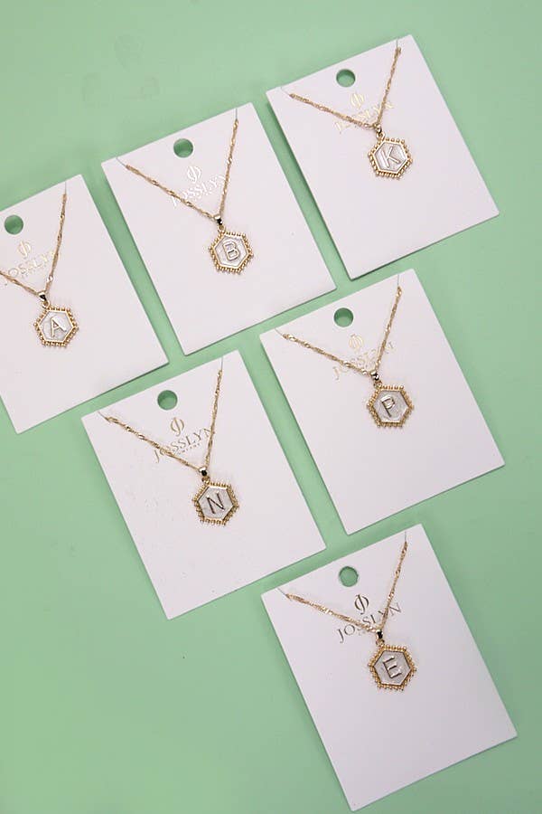 JOSSLYN by wall to wall - Venta al por mayor Collares con colgantes/abalorios - COLLAR CON DIJES EPOXÍDICOS HEXAGONALES CON MONOGRAMA INICIAL | 80N3380