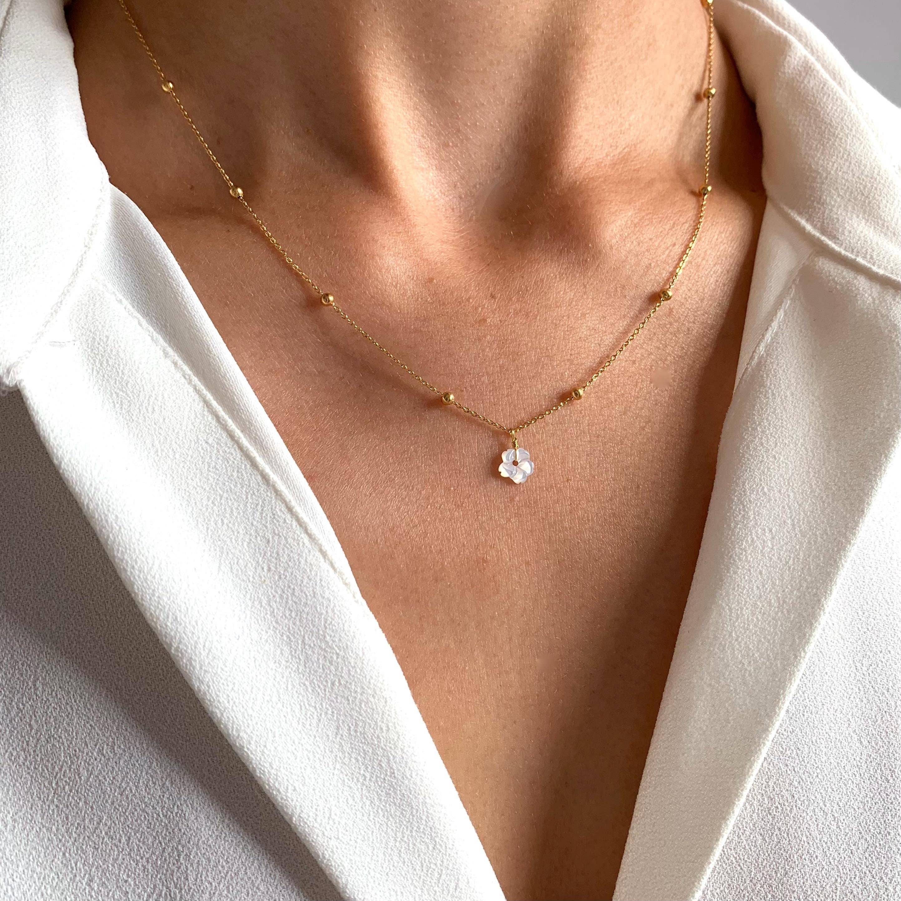 Victoire Collection - Vente Colliers à pendentif - Collier pendentif fleur blanche0