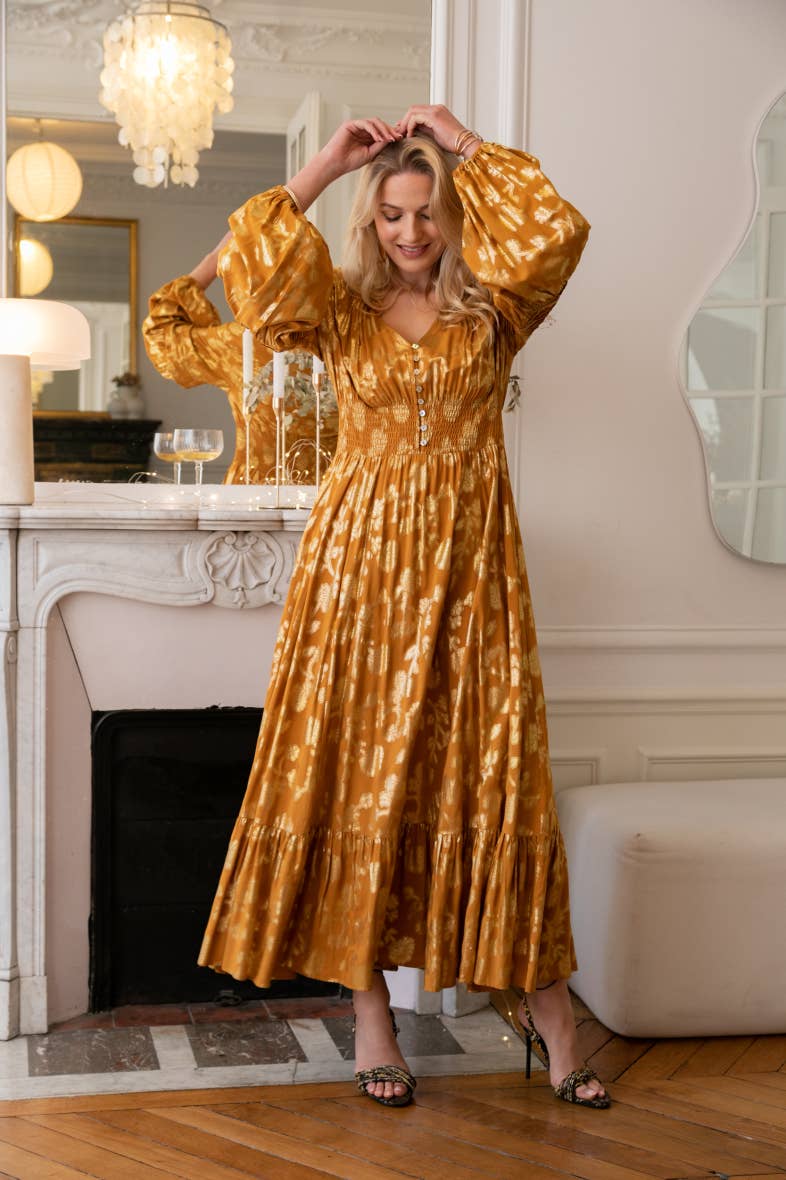 Kamel Locker geschnittenes langes Kleid mit Rüschen, Golddruck. für den Großhandel auf Faire3