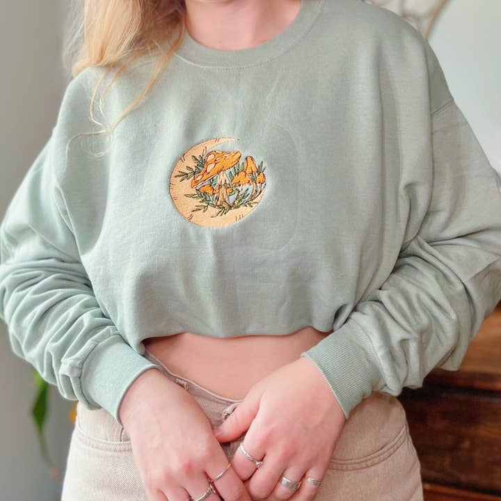 Pull ras du cou brodé Sage Mushroom Moon pour la vente par LeBeau Denim Co.