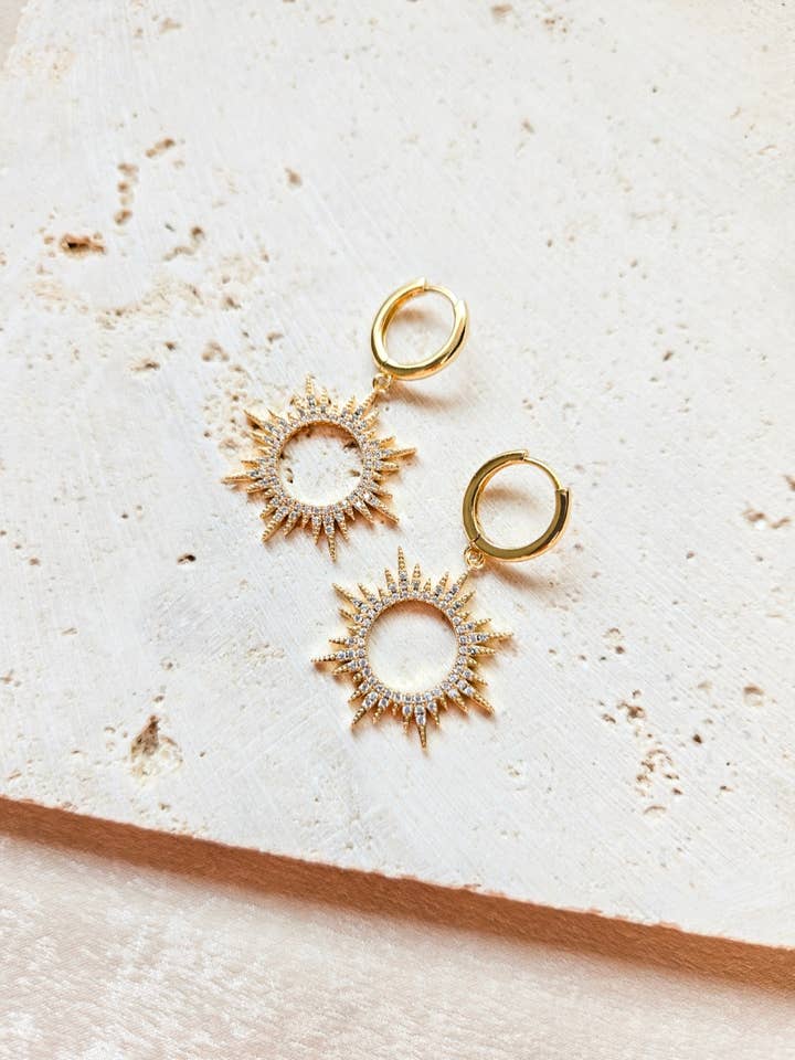 Boucles d'oreilles Huggie Soleil Doré pour la vente par Lotus & Lace Designs