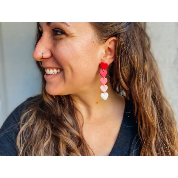 Hartvormige oorbellen van roze polymeerklei, oorbellen voor Valentijnsdag voor wholesale door Lauren Likes Art