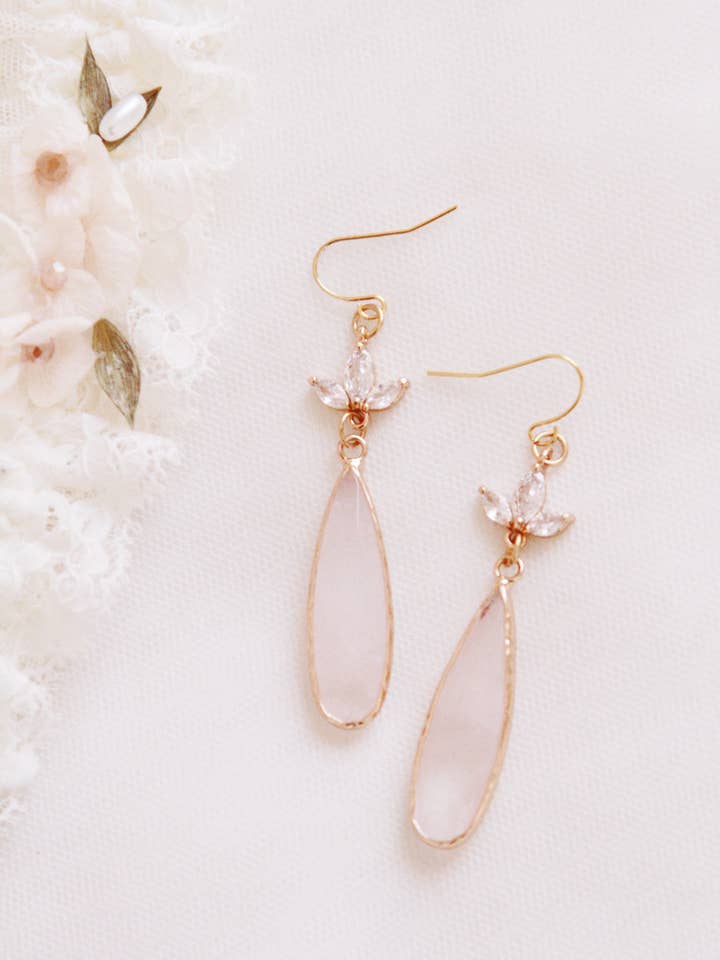 Brudeøreringe med dråber af kvarts "Mélodie" for engroshandel hos Lily in love