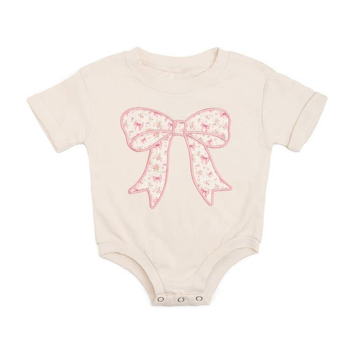 Pagliaccetto a maniche corte con fiocco e stampa floreale minuta - Primavera 2026 per la vendita all'ingrosso da parte di Sweet Wink