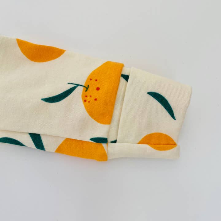 Eddie & Bee - Vente Grenouillère – bébé - Pyjama pour bébé Eddie & Bee en coton biologique avec imprimé crème « Clementine Grove ».3