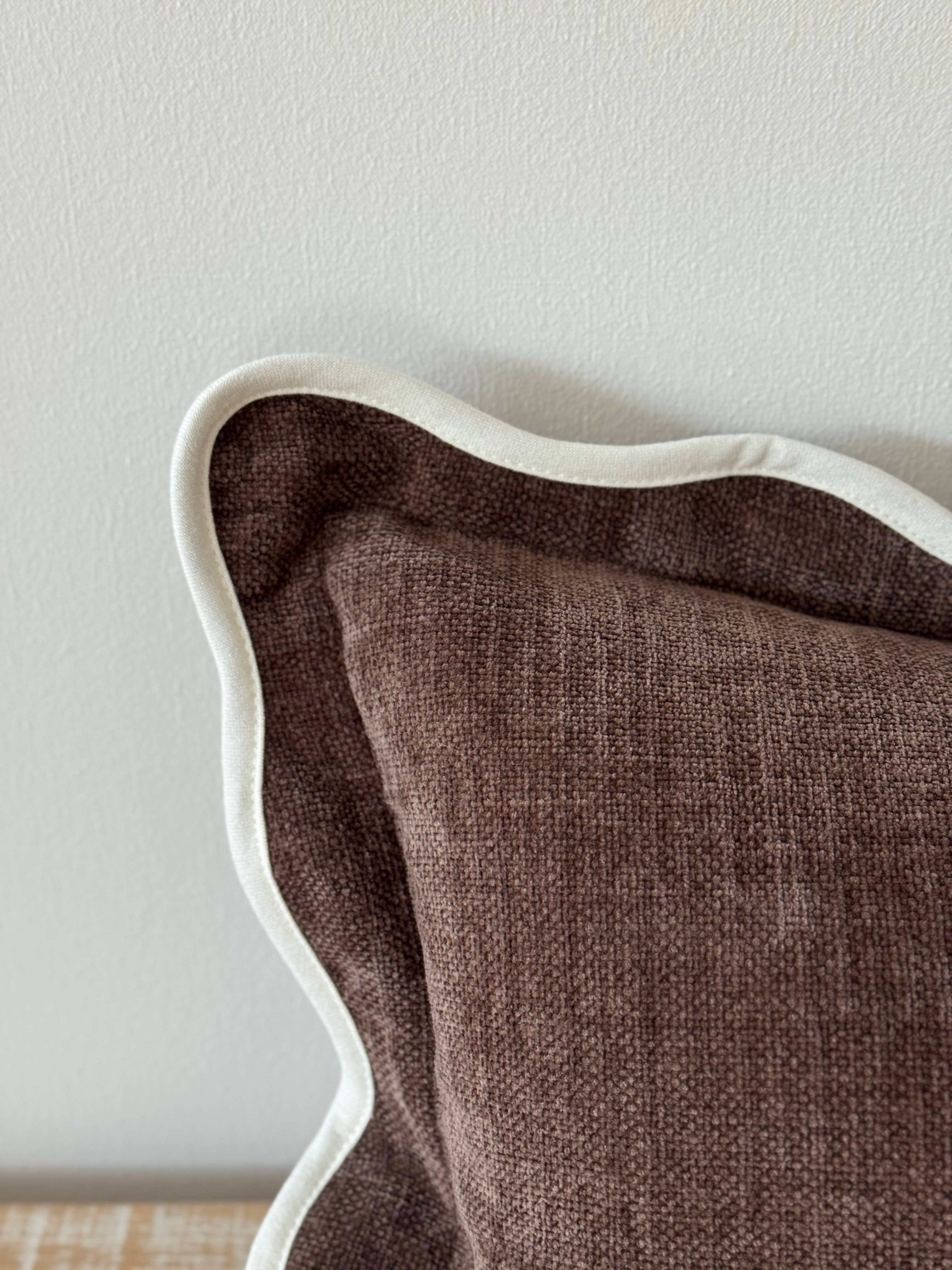 Ellenvale Trade - Vendita all'ingrosso Fodera cuscino decorativo - Copricuscino Chloe Marrone Scuro con Bordo Scallopato 50x303