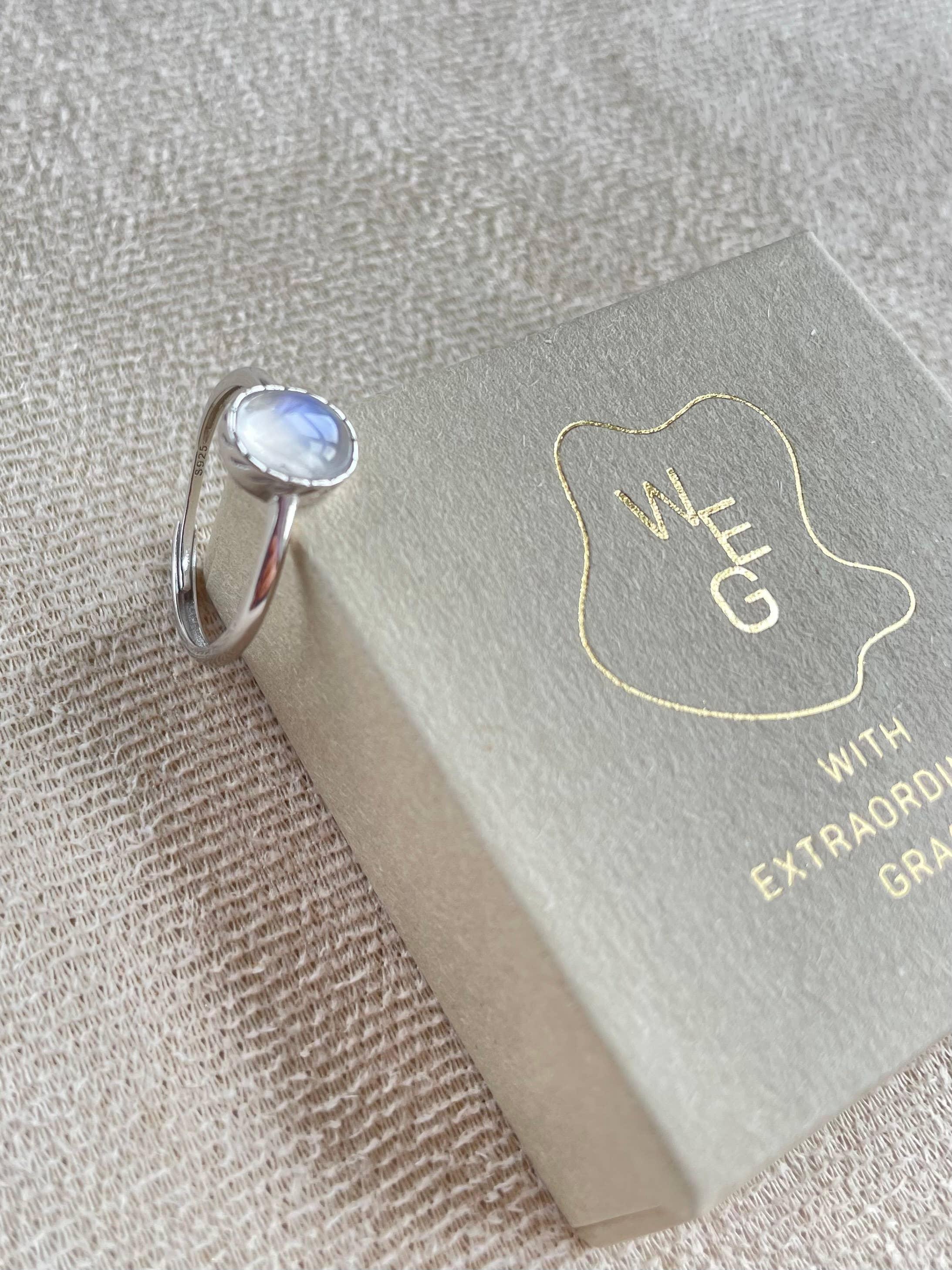 With Extraordinary Grace - Vendita all'ingrosso Anelli con pietra singola/solitario - Anello regolabile in argento sterling con pietra di luna5