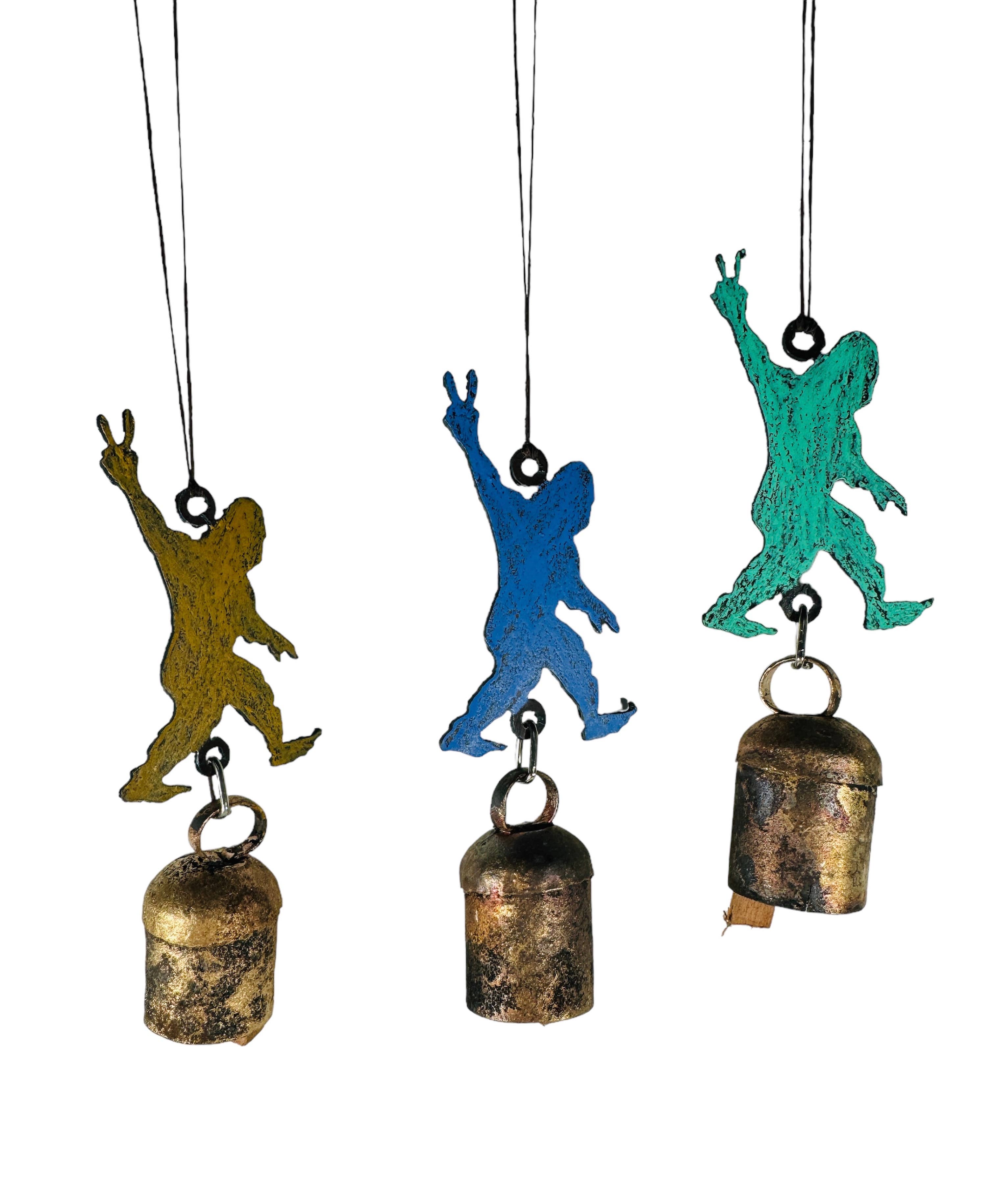 Whimsies - Vendita all'ingrosso Decorazione - Campanello a vento Bigfoot, ornamento con simbolo della pace, regalo economico e conveniente1