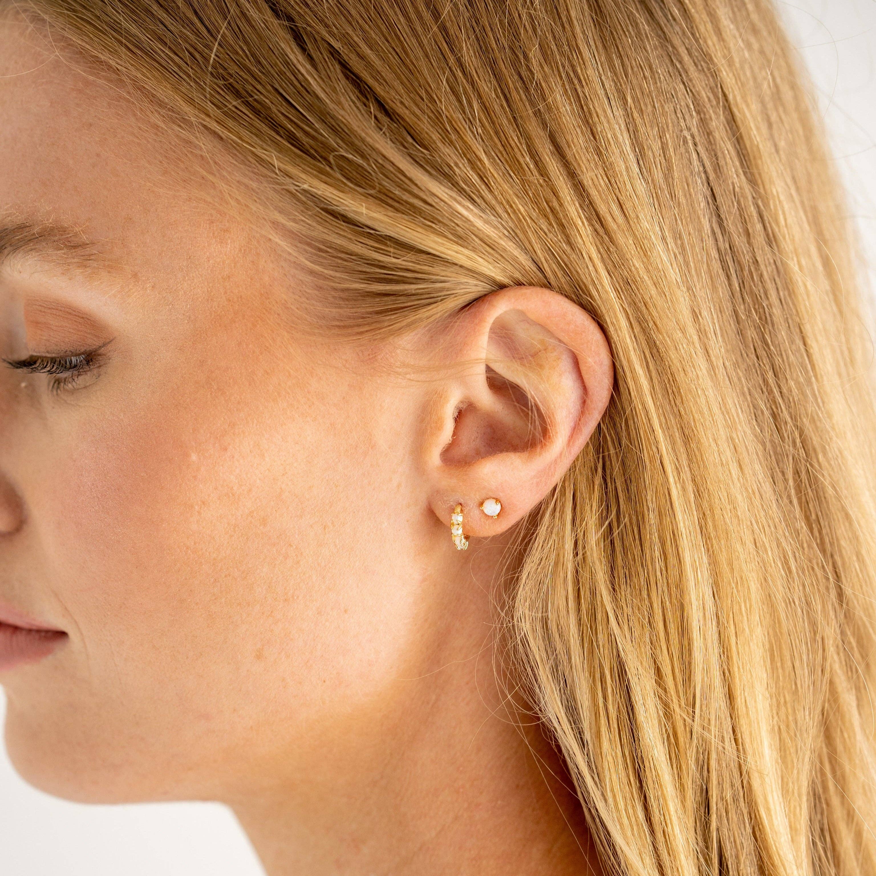 Brenda Grands Jewelry - Vente Petits anneaux - Créoles en or 18K avec opale3