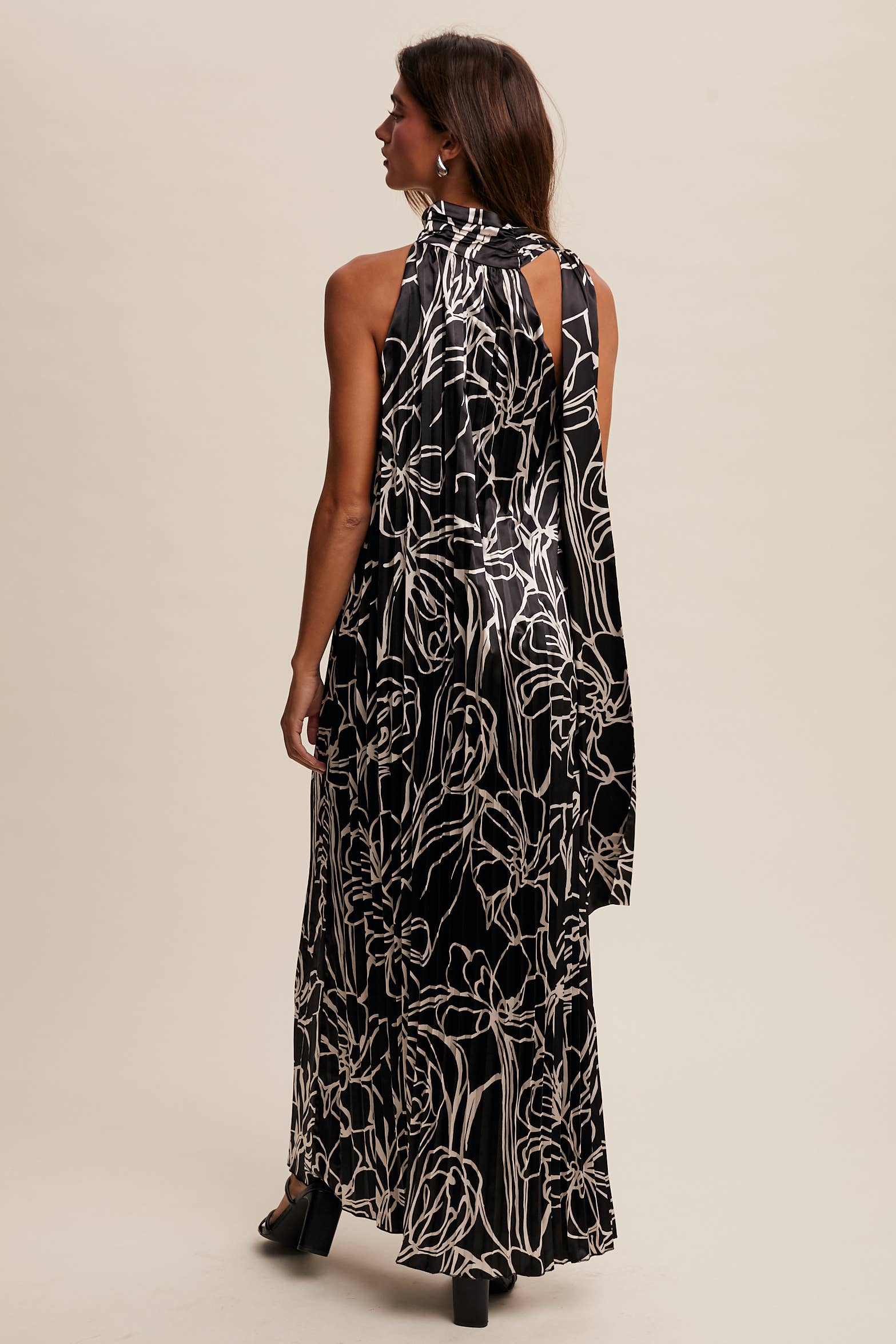 Listicle – Vestido - Mulher por atacado – Vestido maxi plissado de cetim com estampa floral e gola halter9