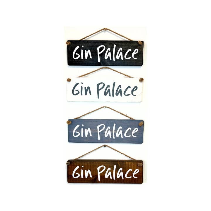Gin Palace håndlavet hængende træskilt for engroshandel hos The Giggle Gift Company