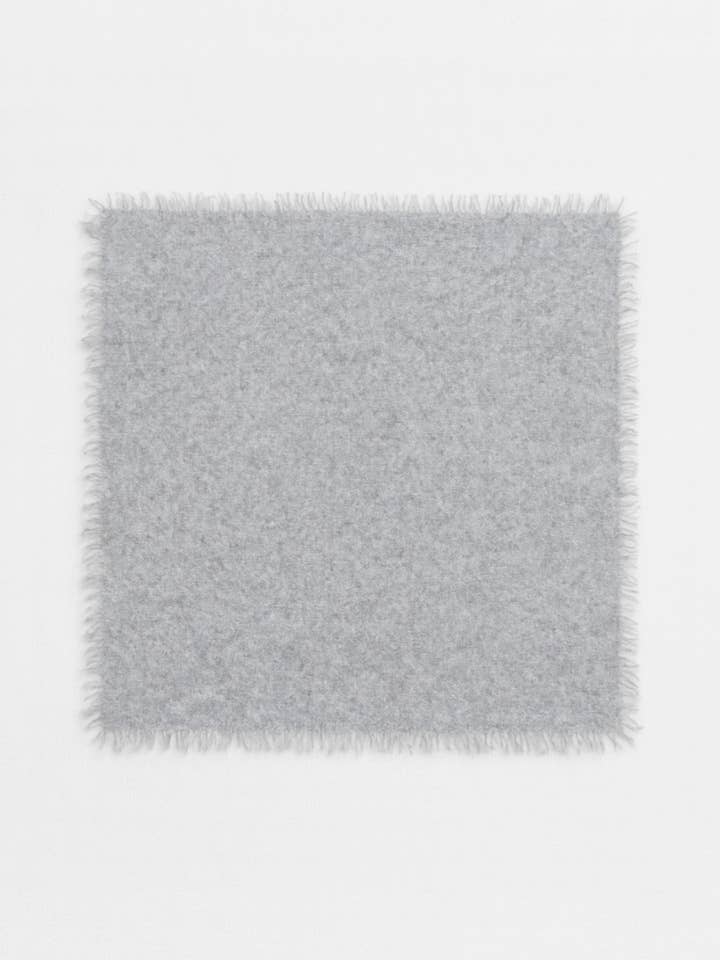 Vierkante kasjmierfoulard grijs voor wholesale door bobbin & tricot