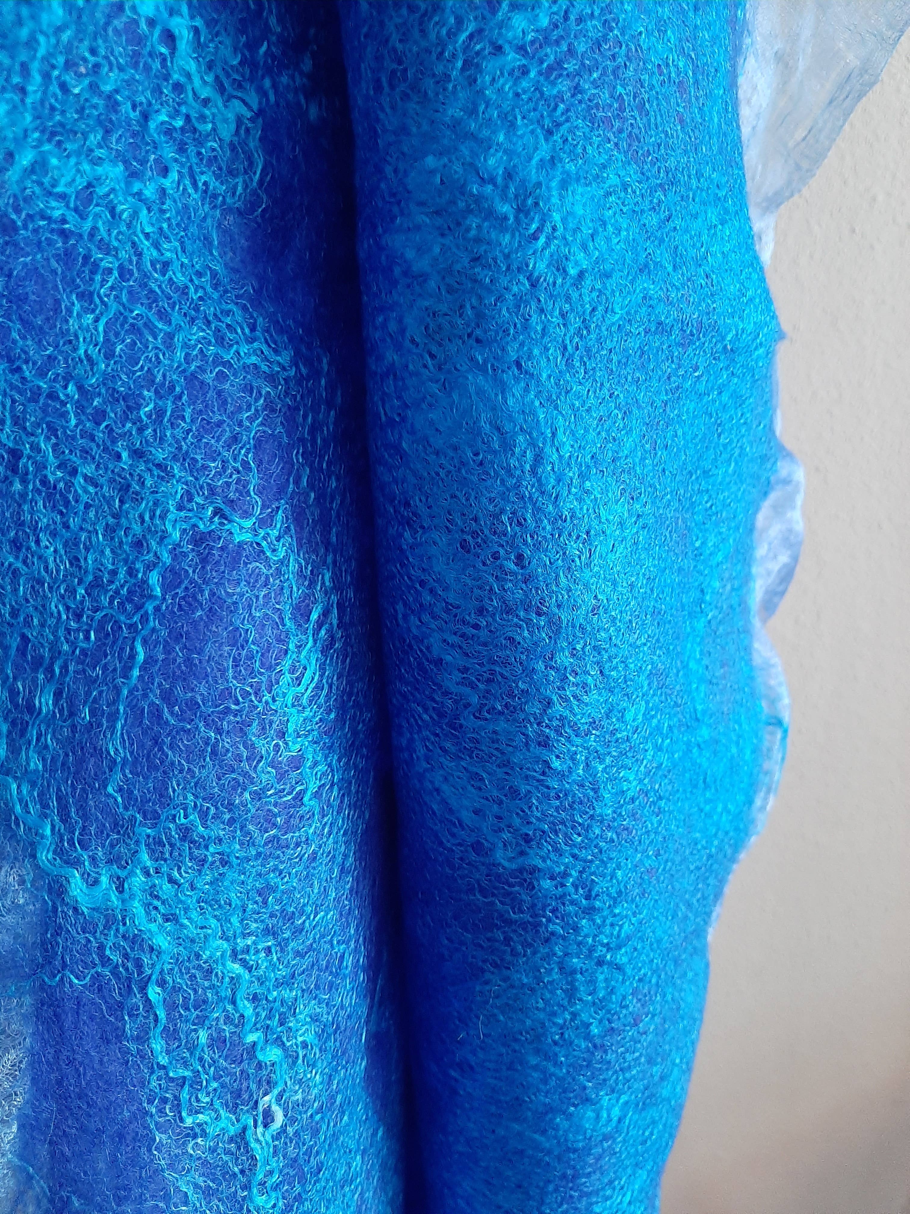 Makanuda – Großhandel Poncho – Damen – Ocean Blue - Extra-feiner und luftiger Schal aus natürlicher Seide und Merinowolle2