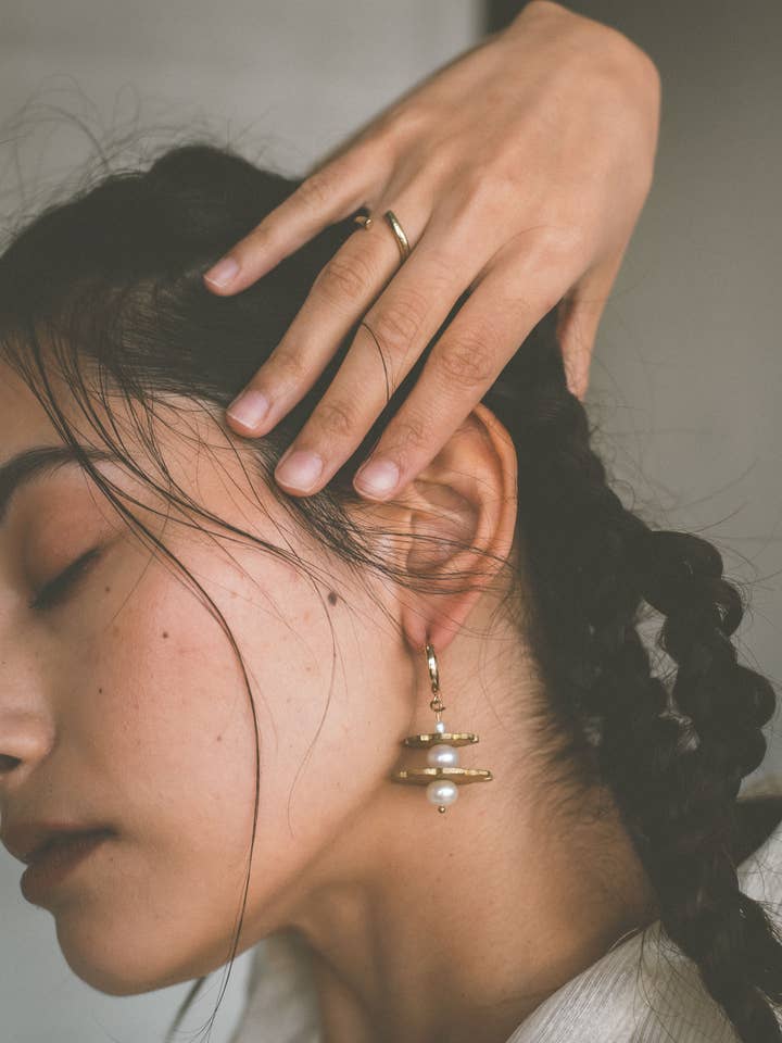 Boucles d'oreilles Anting Anting Sampaguita avec perles d'eau douce pour la vente par MAAARI