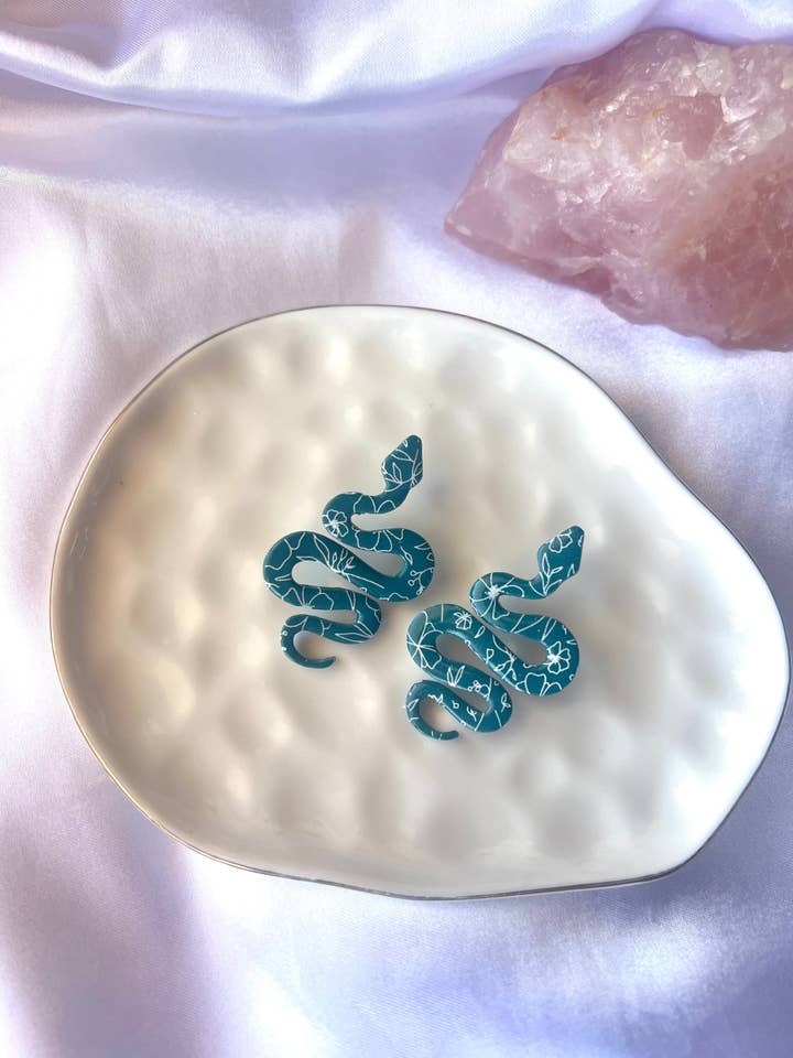 Pernos de Cobra Floral- Marinho por atacado de Desert and Stone Jewelry