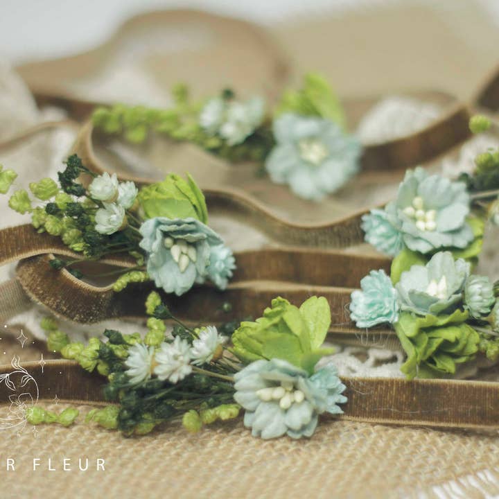 Copricapo in velluto nei toni del verde per la vendita all'ingrosso da parte di L´atelier Fleur