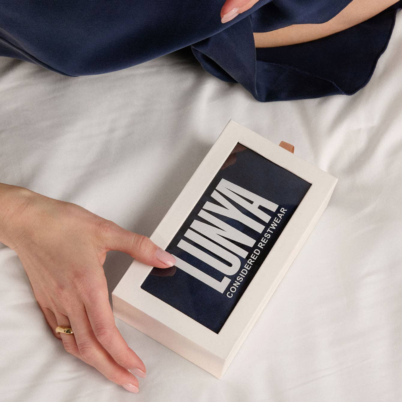 Azul profundo Máscara de Sono Seda Ponderada para venda a revendedores na Faire3